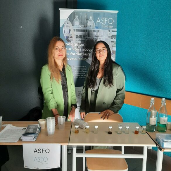 L'équipe ASFO Grasse sur son stand pour intervention lycée